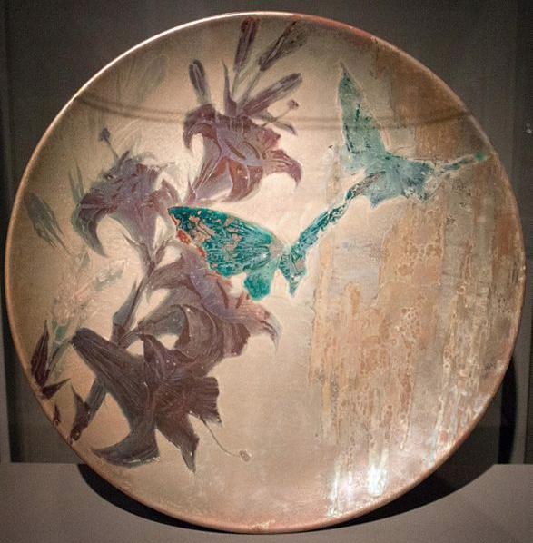 Manufactured by Pierre Clément Massier (1844-1917), Golfe-Juan, Plate decorated with lilies and butterflies, 1895-1900, Budapest Museum of Applied Arts / xuandie-23.09.16.png